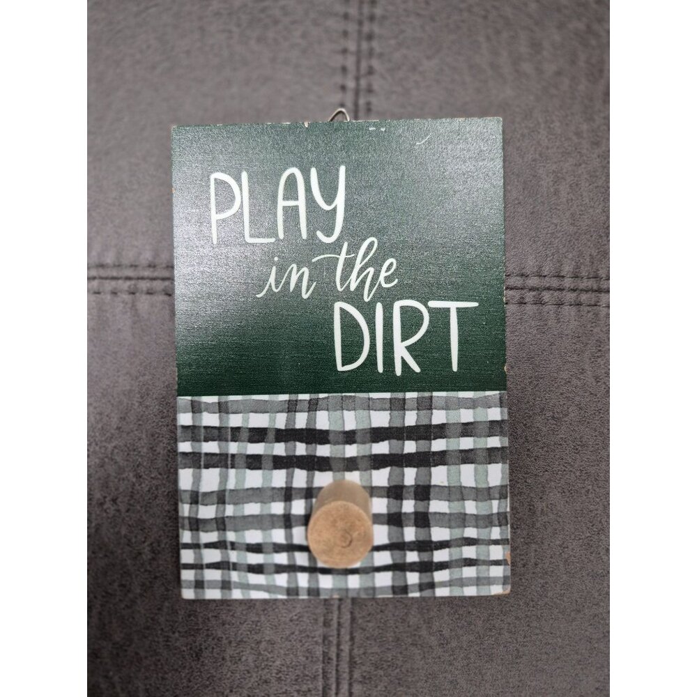 Wooden "Play In The Dirt" Plaque With Checkered Design & Knob